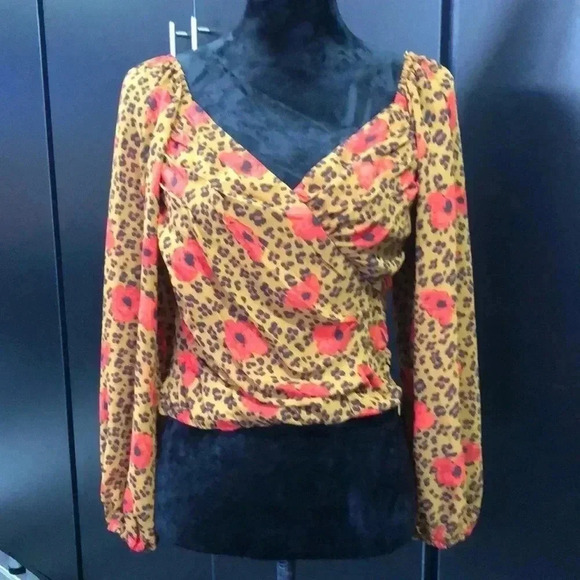 Astr The Label Shirred back,V-neck wrap,puff long sleeve leopard/poppy print - Picture 1 of 10